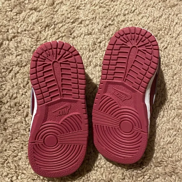 Nike Toddler 7C Team Red/ Sweet Beet Sneakers - Picture 4 of 6